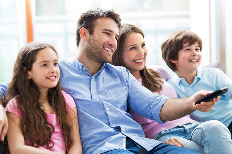 Familia viendo TV